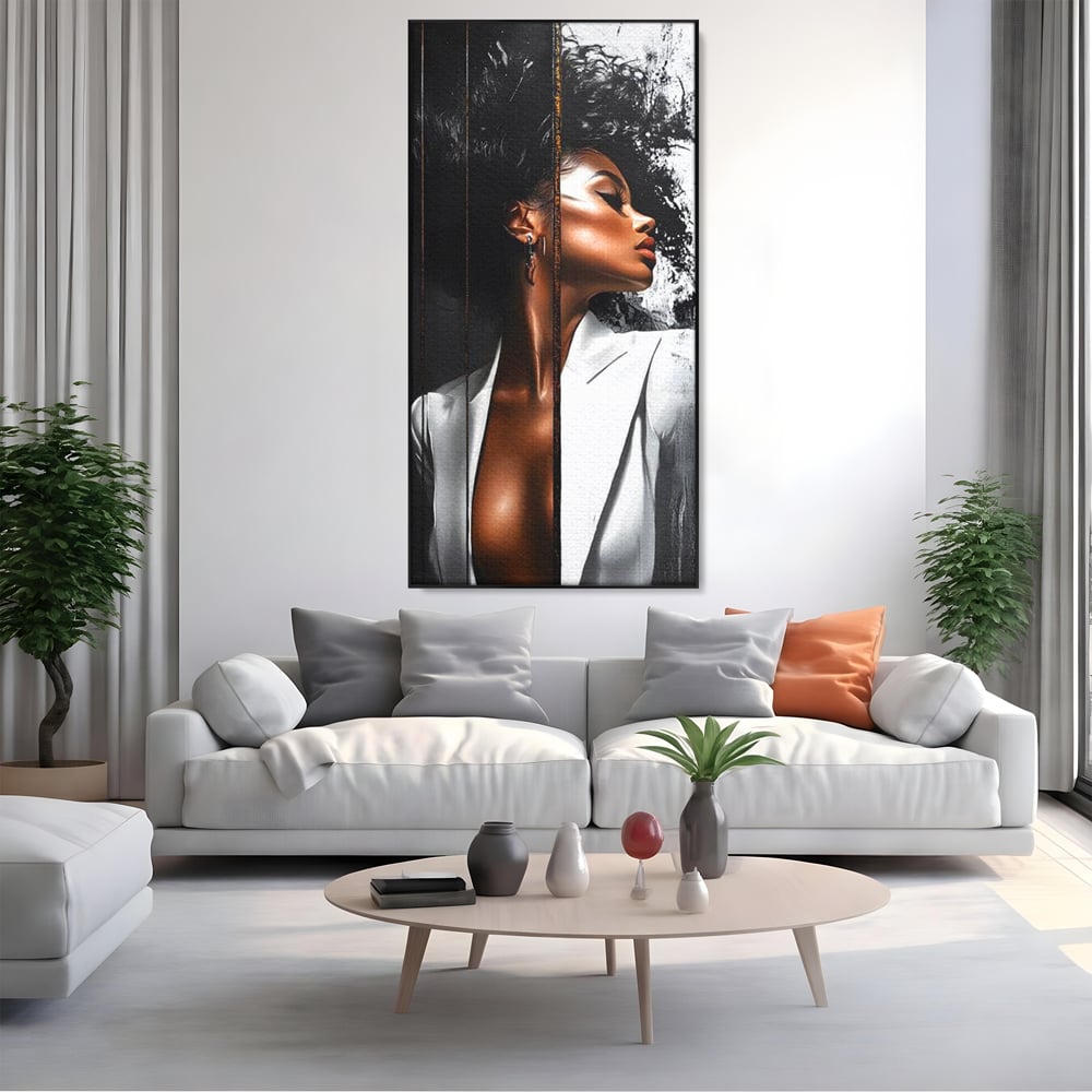 Tablou canvas cu tablou canvas cu portret feminin stilizat, in rama de aluminiu negru, pe perete intr-un living